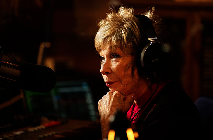 Harriet Lauler (Shirley MacLaine) übernimmt eine Radiosendung. Bild: Sender / ARD Degeto / Tobis 