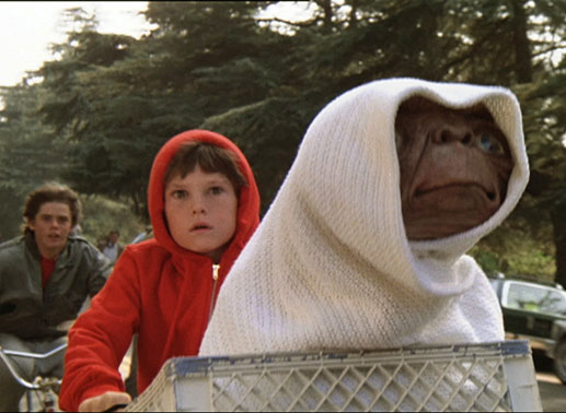 Als Forscher und Regierungsbeamte hinter E.T. her sind, versucht Elliott (Henry Thomas) den Außerirdischen in Sicherheit zu bringen. Bild Sender