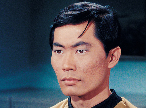Lieutenant Hikaru Sulu (George Takei) sitzt am Navigationspult der Enterprise. Bild: Sender