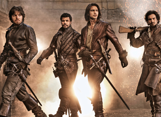  Athos (Tom Burke), Porthos (Howard Charles), d’Artagnan (Luke Pasqualino) und Aramis (Santiago Cabrera). Bild: Sender/BBC 2013
