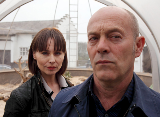 Dr Eve Lockhart (Tara Fitzgerald) und Detective Inspector Hale (Keith Allen) auf der Body Farm. Bild: Sender