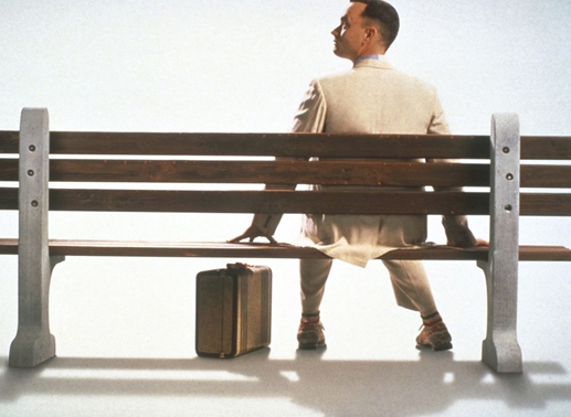 Auf einer Bank, an einer Bushaltestelle, irgendwo im Süden der USA: Hier sitzt Forrest Gump (Tom Hanks). Jedem, der sich ein paar Minuten zu ihm setzt, erzählt er einen Teil seiner unglaublichen Lebensgeschichte. Bild: Sender / Paramount Pictures