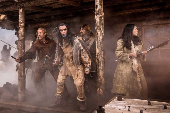 Old Shatterhand (Wotan Wilke Möhring), Winnetou (Nik Xhelilaj), Sam Hawkens (Milan Peschel) und Nscho-tschi (Iazua Larios) bekommen unerwartete Unterstützung im Kampf um das Land der Apachen. Bild: Sender / Nikola Predovic