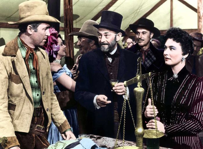 Ronda Castle (Ruth Roman) steckt mit dem selbt ernannten Gesetzeshüter Gannon (John McIntire, Mitte) unter einer Decke, der den Viehtreiber Jeff Webster (Jame Stewart, li.) um seine Herde bringt. Bild: Sender