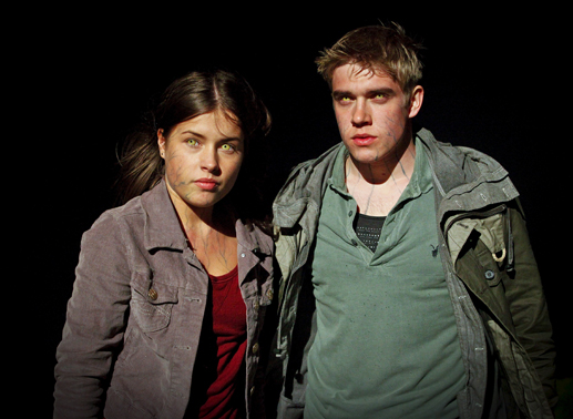 Maddy (Aimee Kelly) und Rhydian (Bobby Lockwood) f¸rchten, die Vollmondnacht auf Lindisfarne verbringen zu müssen. Bild: Sender/BBC