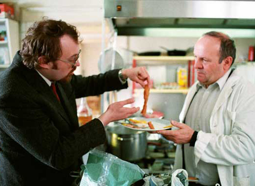 Bösel (Josef Hader) arbeitet als Gastro-Prüfer, ein nicht immer gustiöser Job. Bild: Sender