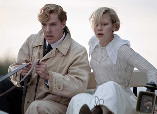 Christopher Tietjens (Benedict Cumberbatch) begleitet die junge Valentine (Adelaide Clemens) nach Hause. Doch im dichten Nebel bemerken sie zu spät, dass ein Automobil direkt auf ihre Kutsche zusteuert. Bild: Sender / Mammoth Screen Limited / BBC / Nick Brigg
