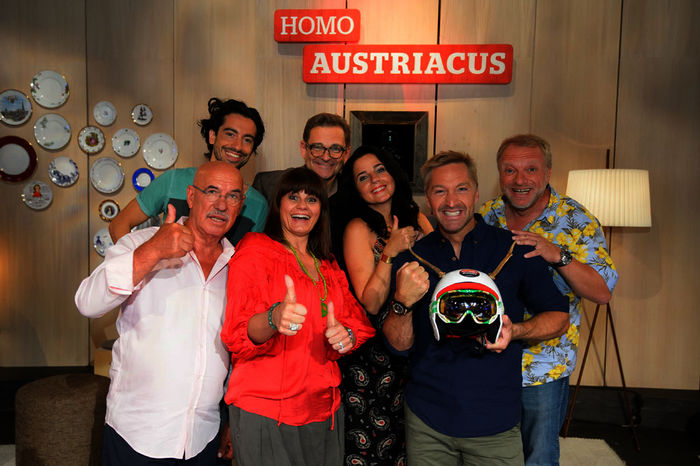 Otto Retzer (Regisseur, Schauspieler), Stefano Bernardin (Schauspieler), Eva Marold (Schauspielerin), Andreas Steppan (Moderator), Nadja Maleh (Kabarettistin, Schauspielerin), Hans Knauß (ehem. Skirennläufer) und Reinhard Nowak (Kabarettist, Schauspieler) im Homo Austriacus Studio. Bild: Sender / ServusTV / Martin Hoermandinger