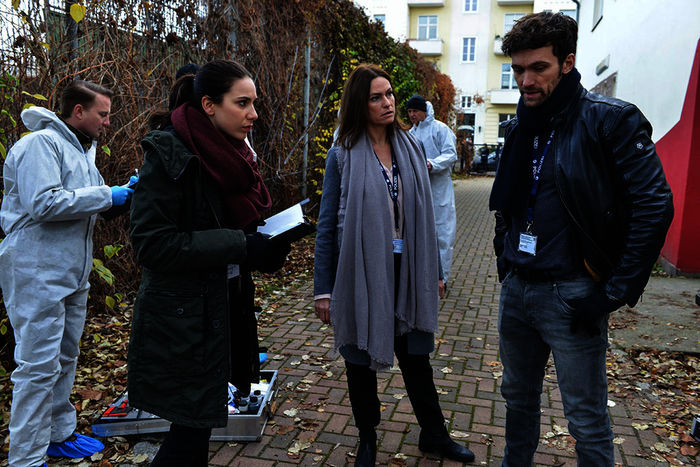 Sonja (Natalja Joselewitsch), Elke (Nina Kronjäger) und  Alexander Mirkovi (Aleksandar Radenkovi) verschaffen sich über den Tatort einen Überblick. Bild: Sender/RTL
