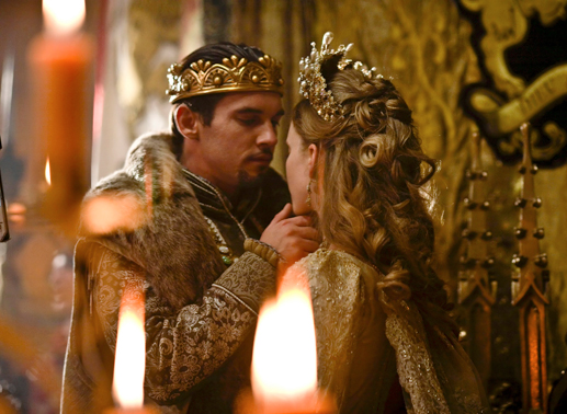 Ist die Herrscherhand auch bei der jungen Frau allmächtig? Englands König Henry VIII. (Jonathan Rhys Meyers) und die blutjunge Catherine Howard (Tamzin Merchant). Bild: Sender