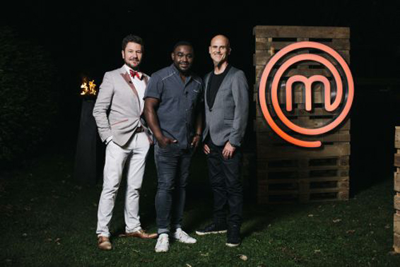 Die „MasterChef“-Jury mit Ralf Zacherl und Justin Leone. Zu Gast: Spitzenkoch Nelson Müller. Masterchef Episode 9. Bild: Sky / Silviu Guiman