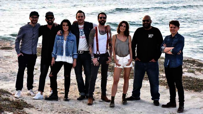 Sascha Vollmer und Alec Völkel von „The BossHoss“ in Südafrika mit Lena Meyer-Landrut, Stefanie Kloß, Mark Forster, Gentleman, Moses Pelham und Michael Patrick Kelly. Bild: Sender / VOX