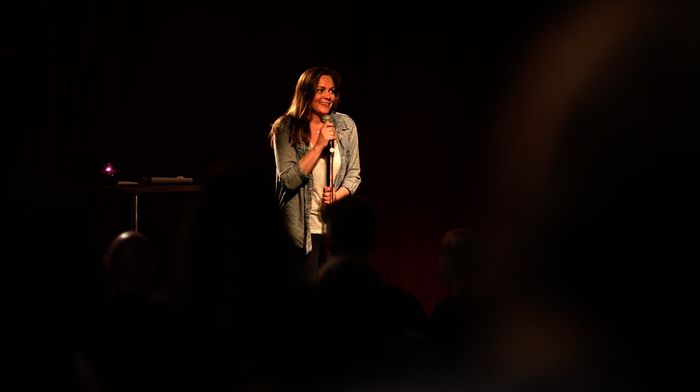 Elise (Siri Serjeseth) bei ihrem Auftritt als Stand Up Comedian. Bild: Sender / Eirik Evjen Photograph 