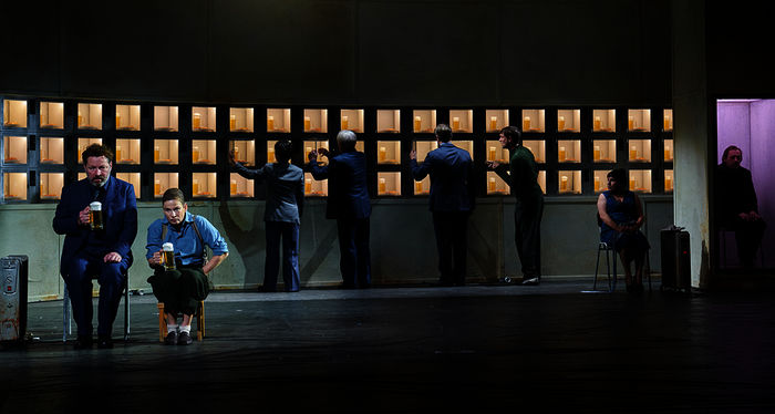 Das Ensemble von „Automatenbüffet“ im Bühnenbild von Martin Zehetgruber am Wiener Burgtheater. Bild: Sender / ZDF und Matthias Horn.