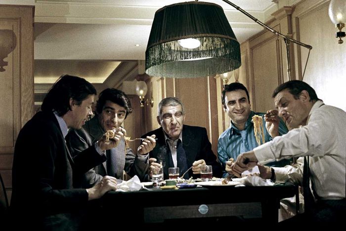 Das Ganovenquintett Jacques (Jacques Brel), Simon (Charles Denner), Charlot (Charles Gerard), Aldo (Aldo Maccione) und Lino (Lino Ventura) hecken ihr neues Geschäftsmodell aus:Entführung prominenter Persönlichkeiten. Bild: Sender / ARTE France / Studiocanal