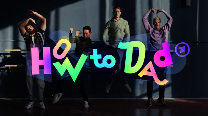 How to Dad: Sami (Ugur Kay), Berti (Patrick Güldenberg, li.), Alexander (Vladimir Burlakov) und Roman (Helgi Schmid) studieren einen Väter-Tanz ein. Bild: Sender / ARD Degeto / Keshet Tresor Fiction