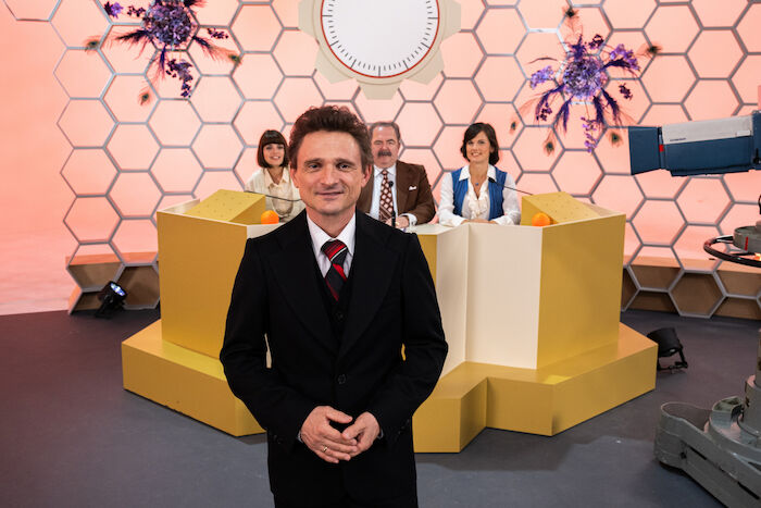Rosenthal: Hans Rosenthal (Florian Lukas) ist 1978 einer der prominentesten Showmaster, begleitet von seinem Team Mady Riehl (Theresia Wald), "Ekki" Fritsch (Timo Dierkes) und Brigitte Xander (Katharina Völkl). Bild: Sender / ZDF / Ella Knorz