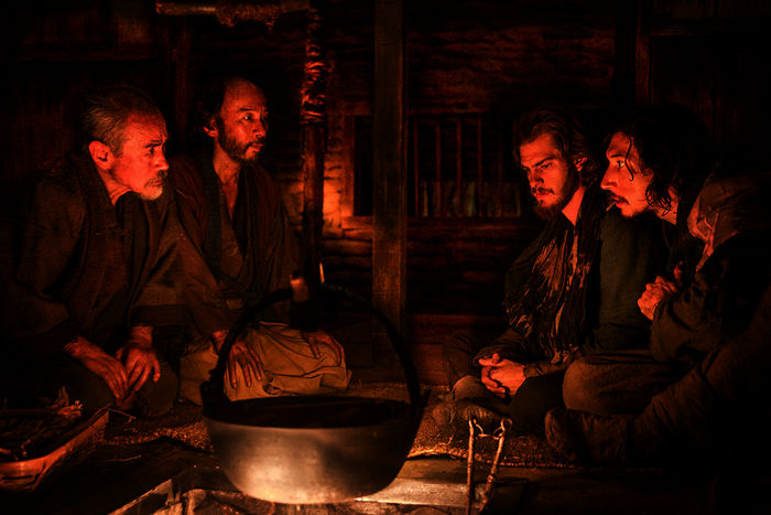 Pater Sebastião Rodrigues (Andrew Garfield) und Pater Francisco Garpe (Adam Driver) werden von christlichen Bauern versteckt. Bild: Sender / Telemünchen / Kerry Brown / Concorde Filmverleih