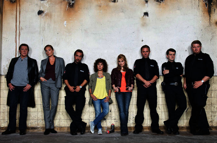 Dirk Matthies (Jan Fedder), Frau Küppers (Saskia Fischer), Paul Dänning (Jens Münchow), Harry Möller (Maria Ketikidou), Nina Sieveking (Wanda Perdelwitz), Piet Wellbrook (Peter Fieseler), Daniel Schirmer (Sven Fricke), Hannes Krabbe (Marc Zwinz).
Bild: Sender / ARD / Thorsten Jander