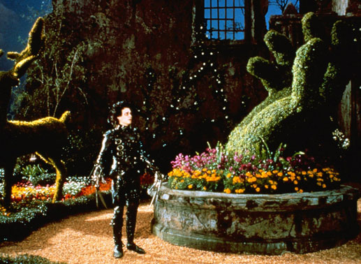 Edward (Johnny Depp) erprobt sich als Gartengestalter. Bild: Sender