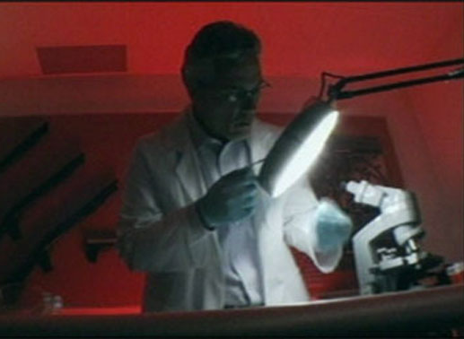 Im Labor werden die Geschossfragmente untersucht. Bild: Sender