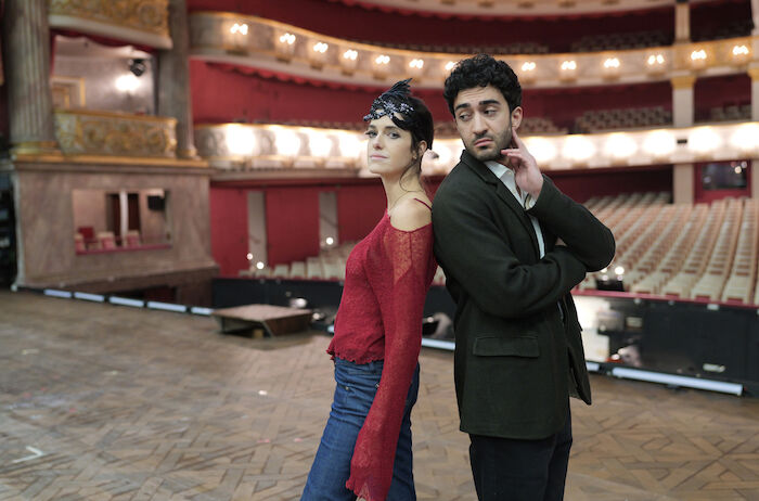 For the Drama: Rosa (Marie Nasemann) und Gabriel (Eidin Jalali) sind die Zweitbesetzung in der „Fledermaus". Sie fungieren als Backup-Team und sind täglich bei den Proben dabei. Die beiden sind auch privat ein Paar, stecken jedoch mitten in einer Beziehungskrise. Bild: Sender / ZDF / MDR, ARD Kultur / Brenner & Mai Film / Norbert Mai