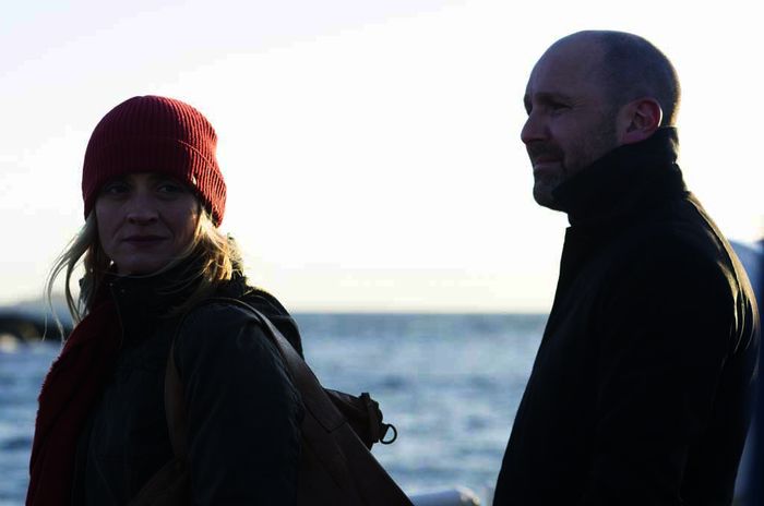 Polizist John Hind (Johnny Harris) reist extra nach Schottland, um seine ehemalige Kollegin Claire (Anne-Marie Duff) um Hilfe zu bitten. Doch Claire freut sich ganz und gar nicht &uuml;ber den unerwarteten Besuch. Bild: Sender / ZDF / Nicola Dove