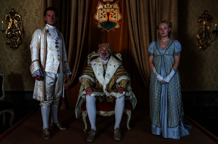 Prinz Lassmann (Stefan Gorski), auf dem Thron König Albert (Dominick Raacke) und Helene (Caroline Hellwig) im Schloss. Bild: Sender / WDR / Ziegler Film / Wolfgang Ennenbach