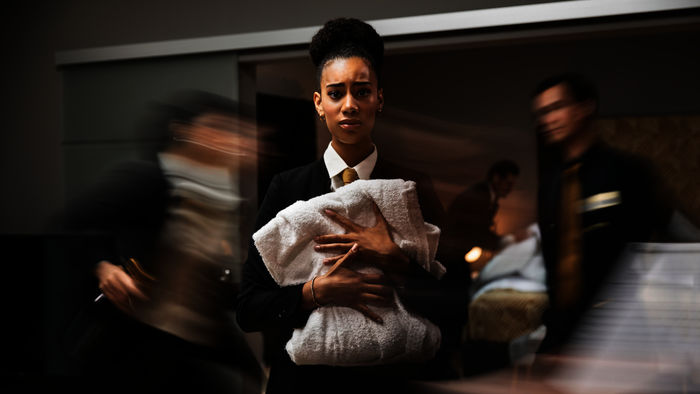 Hotel Mondial: Lara Hildebrandt (Joy Ewulu) wird ins kalte Wasser geschmissen und muss lernen, dass im Hotel Mondial jeder Handgriff sitzen muss. (Im Hintergrund: Nhung Hong, Salvatore Greco und Louis Held). Bild: Sender / ZDF und Maik Fløder.