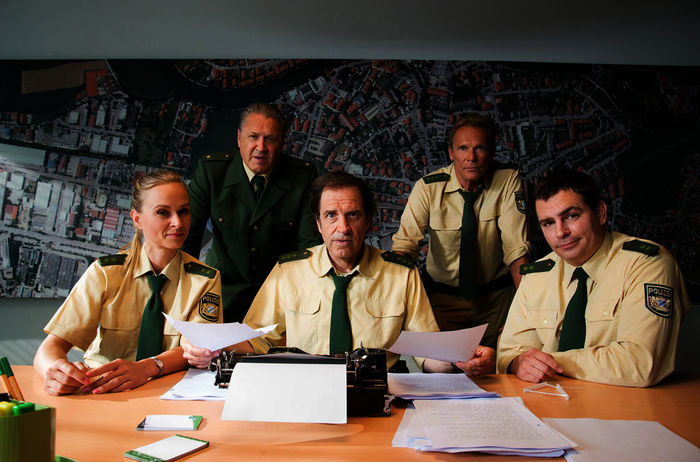 Polizeioberwachtmeisterin Sonja Wirth (Annett Fleischer), Polizeirat Reimund Girwidz (Michael Brandner), Johannes Staller (Helmfried von Lüttichau), Franz Hubert (Christian Tramitz) und Polizeimeister Martin Riedl (Paul Sedlmeir). Bild: Sender / ARD / TMG / Chris Hirschhäuser