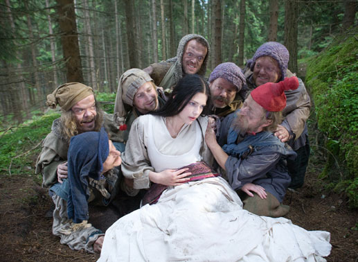 Knirps (Volker Zack Michalowski), Niffel (Michael Markfort), Querx (Karsten Kramer), Quarx (Manni Laudenbach), Wichtel (Peter Luppa), Schrat (Erwin Br&ouml;derbauer), Gorm (Uwe Meyer) und Schneewittchen (Laura Berlin). Bild: Sender