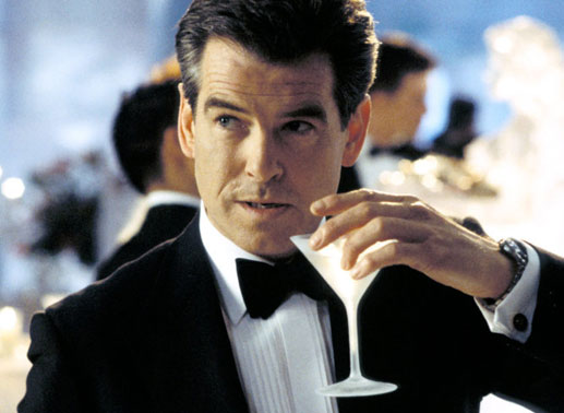 James (Pierce Brosnan) und sein Martini. Bild: Sender