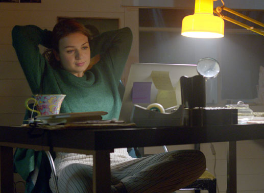 Erica Falck (Claudia Galli Concha) an ihrem Schreibtisch. Bild: Sender