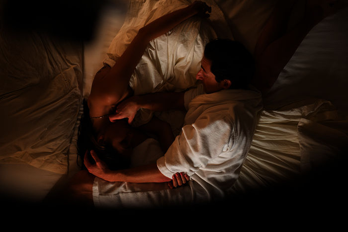 Moran Atias (Monika), Adrien Brody (Scott). Bild: Sender / Sony Pictures / Maria Marin