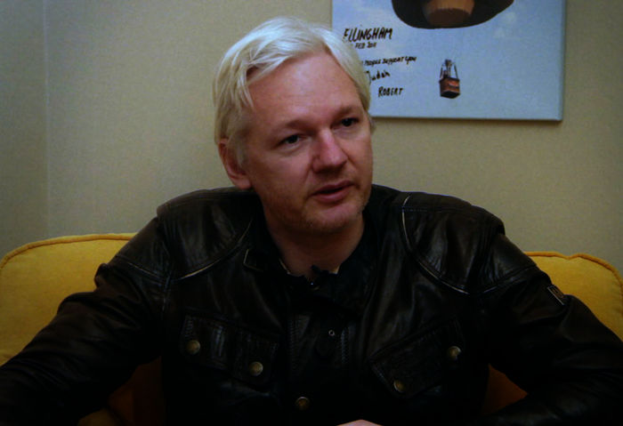 Julian Assange ist Aktivist der Enthüllungsplattform WikiLeaks und floh im Juni 2012 in die Botschaft Ecuadors in London. Dort lebt er seitdem im politischen Asyl. "Die Meinungsfreiheit ist das Grundrecht, das hinter allem steckt", sagt Assange im Interview mit Filmemacher Tarquin Ramsay im Januar 2012, "zerstört man die Grundlage, zerstört man auch alles andere." Bild: Sender