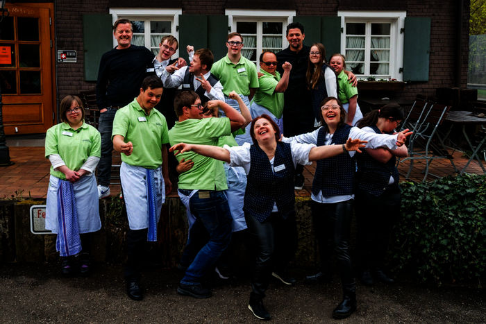 Zum Schwarzwälder Hirsch - eine außergewöhnliche Küchencrew und Tim Mälzer. Bild: Sender / RTL / Thomas Niedermüller 