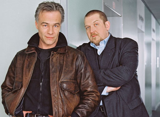 Die Kölner "Tatort"-Kommissare Max Ballauf (Klaus J. Behrendt, l) und Freddy Schenk (Dietmar Bär, r) ermitteln seit 5. Oktober 1997. Bild: WDR/Jens von Zoest
