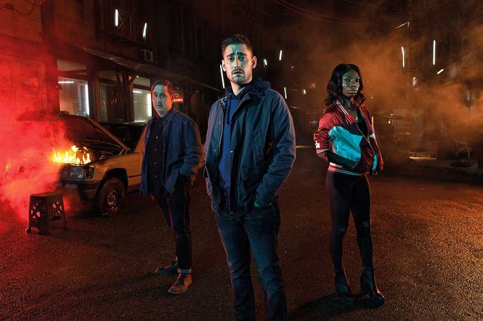 Grenzschützer Lewis (Michael Socha) ist auch ein "Grenzgänger", denn er ist auch zur Hälfte ein Alien. So wie sein Arbeitskollege Dominic (Jim Howick) und Lewis' Schwarm, die abgebrühte Lilyhot (Michaela Coel). Bild: Sender / Hal Shinnie