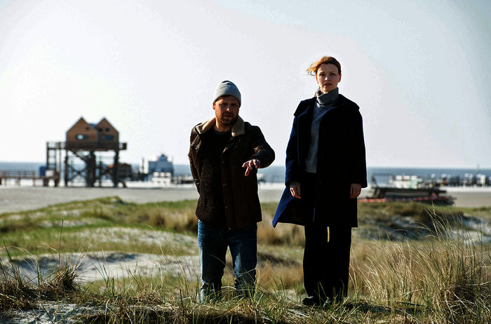 Kommissarin Ria Larsen (Karoline Schuch) jagt mit ihrem Kollegen Brandt (Christoph Letkowski) einen Ritualmörder. Bild: Sender / ARD Degeto / Sandra Hoever.