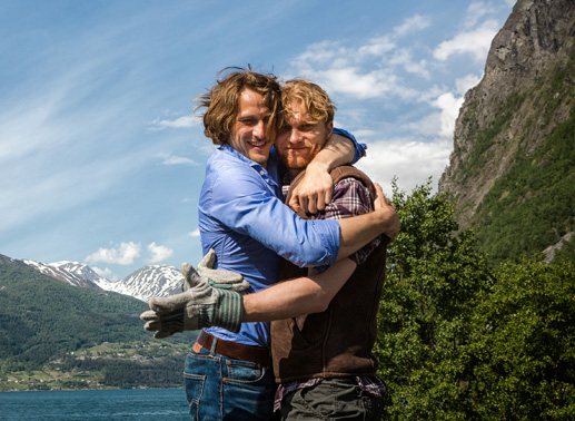 Die Brüder Isak (David Rott, li.) und Jonas (Lucas Prisor) verstehen sich wie beste Freunde. Bild: Sender / Olaf Raymond Benold