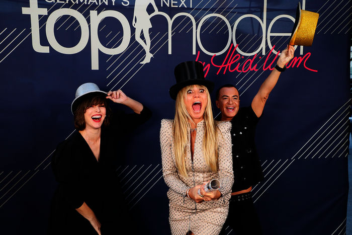 Milla Jovovich, Heidi Klum, Julien Macdonald. Bild: Sender / ProSieben / Richard Hübner
