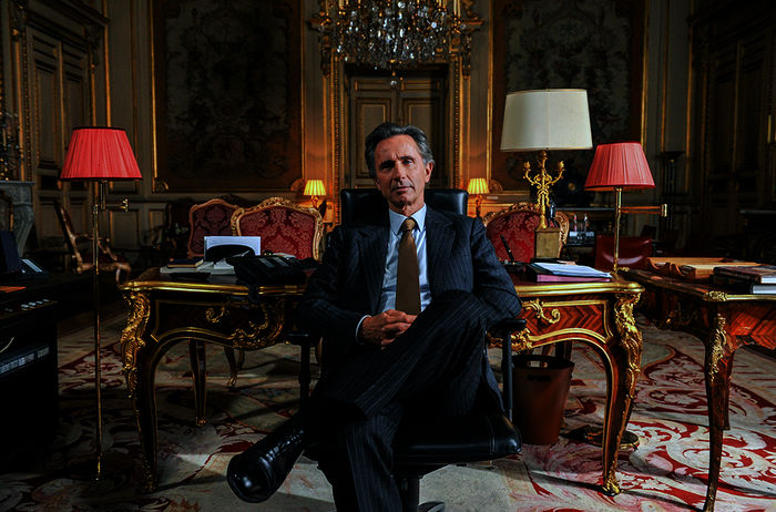 Der französische Außenminister Alexandre Taillard de Worms (Thierry Lhermitte) ist bekannt dafür, große Reden zu schwingen, die viele Worte, aber doch sehr wenig Inhalt haben. Bild: Sender / 2013 Little Bear / Pathé Films / France 2 Cinema
