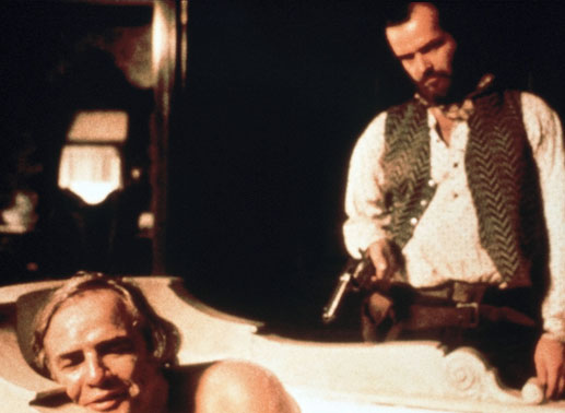 Tom Logan (Jack Nicholson), der Anführer einer Bande von Pferdedieben, hat den "Regulator" Lee Clayton (Marlon Brando) überrascht. Er bringt es jedoch nicht fertig, ihn in der Badewanne zu erschießen. Bild: Sender