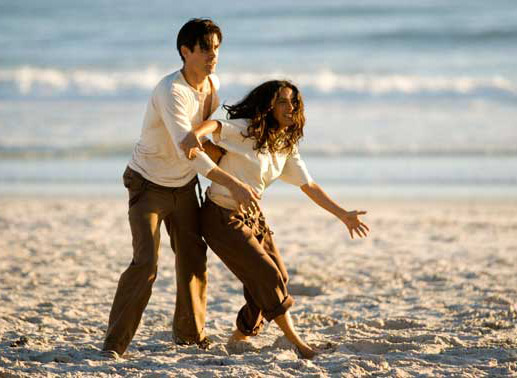 Colin Farrell (Arturo Bandini)un Salma Hayek (Camilla) im Amerika der 30er Jahre am Strand von Los Angeles. Bild: Sender