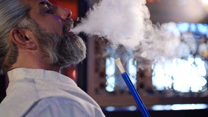 Blutsbande - Clans in Berlin: Parallelgesellschaft. Ahmad Mohammed raucht Shisha. Bild: Sender / ZDF / Markus Müller.