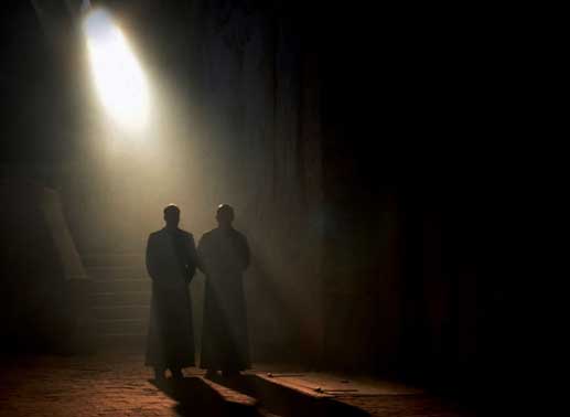  Kardinal K&ouml;nig (August Zirner) und Zeremoni&auml;r (und sp&auml;terer Weihbischof) Helmut Kr&auml;tzl (Edmund J&auml;ger) (Rom, Krypta Petersplatz, 1963). Bild: Sender