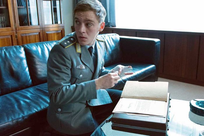 Während des Besuchs eines hohen US-Generals bei seinem Amtskollegen in Deutschland, nutzt DDR-Spion Martin Rauch alias Moritz Stamm (Jonas Nay) die Gelegenheit, streng geheime Papiere abzufotografieren. Bild: Sender / Nik Konietzny