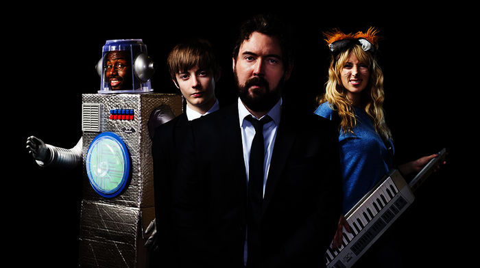 Bruce (Daniel Lawrence Taylor), Errol (Elliot Speller-Gillott), Andy (Nick Helm) und Sam (Daisy Haggard). Bild: Sender / WDR / BBC / Baby Cow Productions 2013