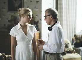 Woody Allen am Set mit Schauspielerin Scarlett Johansson. Bild: Sender