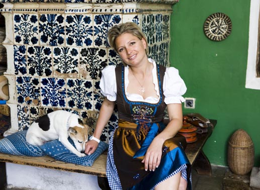 Julia, die aparte Gutsherrin, 32 Jahre, aus Niederösterreich. Julia führt gemeinsam mit ihrer Mutter einen Reitstall auf einem Gut, das früher eine Mühle war, aber nach einem Brand zu einem Reiterparadies umgebaut wurde. Julia ist Single, da sie nicht nach irgendeinem Mann sucht, sondern nach Mr. Right. Bild: Sender